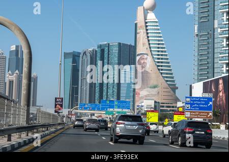 Traffico lungo la Sheikh Zayed Road a Dubai, Emirati Arabi Uniti, passando davanti all'iconica torre Etisalat con la sua cima a sfera distintiva. Si trova anche nell'Al Foto Stock