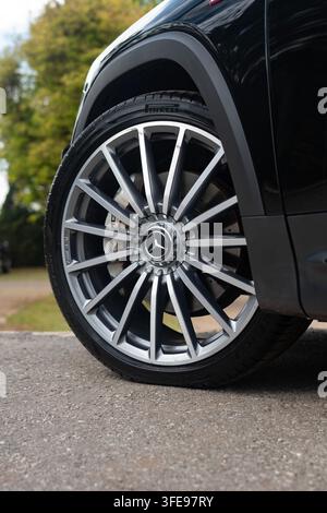Mercedes-Benz AMG GLB 35 Ruota in lega nera Primo piano Foto Stock