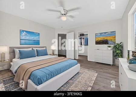 Una camera spaziosa e contemporanea con un letto king size con piumone blu e tiro abbronzante, due comodini con lampade, un tappeto a motivi geometrici e con Foto Stock