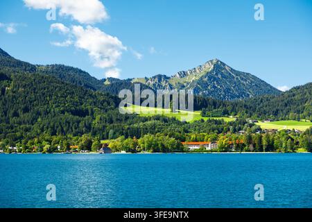 Lago di Tegernsee nelle Alpi, Bavaria, Germania paesaggio con acqua blu e montagne di foreste verdi Foto Stock