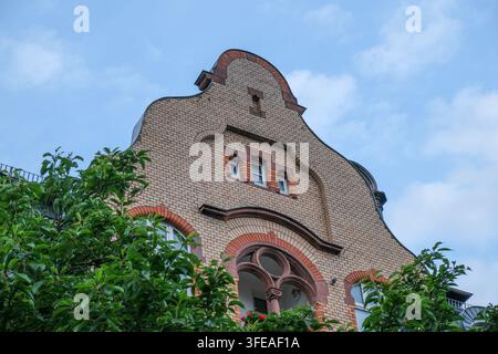 Facciata in mattoni con timpano ornato in stile Art Nouveau a Francoforte, Assia, ideale per uso editoriale in architettura, viaggi ed eredità culturale. Foto Stock