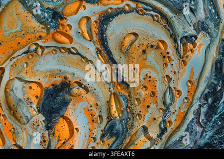 Texture di vernice liquida arancione brillante e grigia con formazioni cellulari dettagliate e gocce di olio Foto Stock