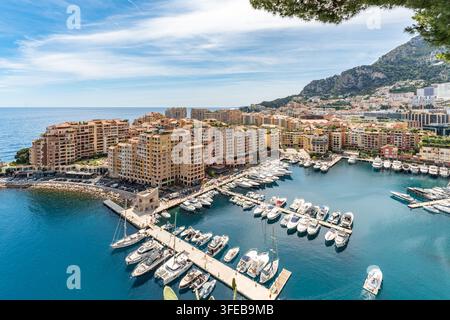 Vista del porto della marina di Fontvieille e del quartiere residenziale sul lungomare a Monaco Foto Stock