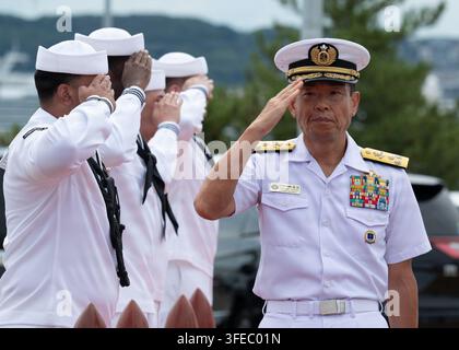 Il viceammiraglio Tatsuya Fukuda, comandante del distretto di Sasebo delle forze di autodifesa marittime giapponesi, arriva per la cerimonia di cambio di comando del comandante di Fleet Activities Sasebo, dove il capitano Wilbur Hines ha sostituito il capitano Michael Fontaine, a Fleet Activities Sasebo, Giappone, il 3 settembre 2026. Foto Stock