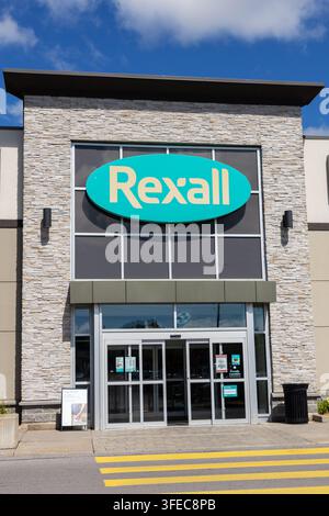 Ottawa, Canada – 30 luglio 2026: Ingresso del negozio di farmacia Rexall Foto Stock
