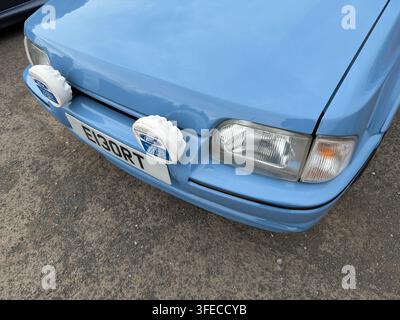 Ford Escort parcheggiato nel Regno Unito che mostra il marchio Ford e il nome del modello Escort Foto Stock