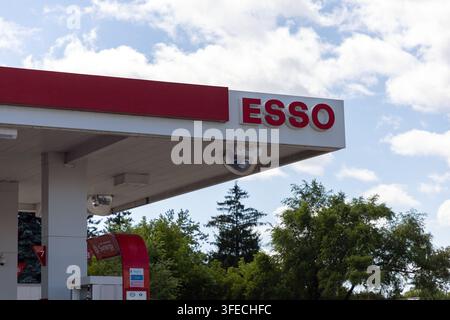 Ottawa, Canada - 30 luglio 2026: Stazione di servizio Esso con cartello del marchio Foto Stock