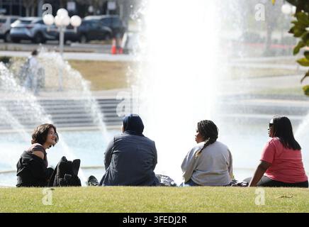 Gli studenti sono seduti sull'erba vicino alla fontana principale del campus della University of Central Florida (UCF) a Orlando il 4 febbraio 2026. Il Florida Board of Governors ha votato il 3 settembre 2026 per vietare agli studenti senza documenti di iscriversi alle università pubbliche della Florida a partire dall'anno accademico 2027-28. (Foto di Stephen M. Dowell/Orlando Sentinel/TNS/Sipa USA) Foto Stock