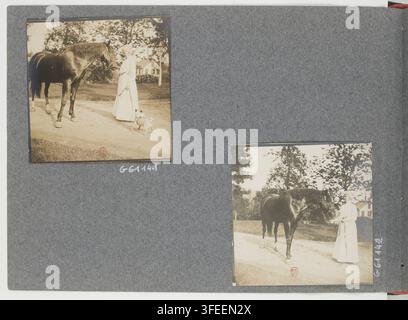 Due fotografie seppia di una donna in un lungo vestito chiaro in piedi accanto a un cavallo scuro su un sentiero sterrato, con alberi e fogliame sullo sfondo, montate su una pagina grigia strutturata, da un album di fotografie di un americano del Massachusetts, datato 1900-1903. Foto Stock