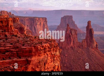Vista del parco nazionale di Canyonlands all'arco di Mesa all'alba in inverno Foto Stock