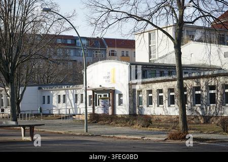 Il memoriale White Rose e il centro culturale con architettura bianca moderna in una piazza pubblica di Berlino, febbraio 2019 Foto Stock