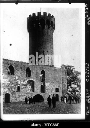 Le rovine del castello di Swiecie, con una torre conservata, in Polonia, fotografate nel 1932 da Agence Mondial Photo-Presse, un'agenzia di fotografia di stampa, che mostra le mura in pietra del castello, le aperture ad arco e un gruppo di persone radunate vicino all'ingresso. Foto Stock
