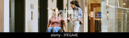 Intestazione di donna con disabilità in sedia a rotelle che parla con un collega in hotel Foto Stock