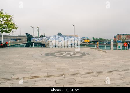 La scultura Big Fish, nota anche come il Salmone della Conoscenza, a Belfast, Irlanda del Nord, Regno Unito - 4 settembre 2026. Foto di alta qualità Foto Stock