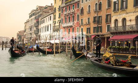 Gondolieri in attesa di passeggeri su un canale di Venezia Foto Stock