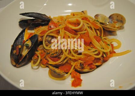 Spaghetti allo scoglio pasta ai frutti di mare servita in un ristorante italiano Foto Stock