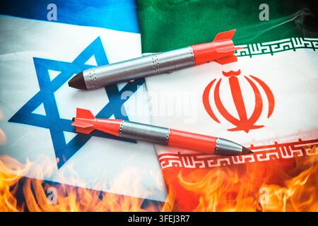 Razzi sulle bandiere di Israele e Iran, Guerra Israele-Iran, fotomontaggio Foto Stock