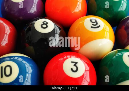 Palle da biliardo numerate colorate raggruppate insieme. Foto Stock