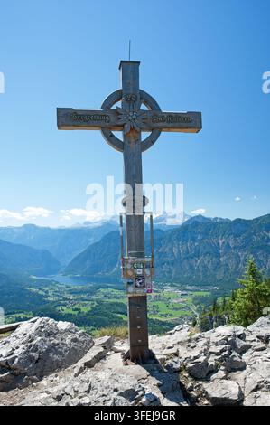 Bad Goisern, Austria - 13 luglio 2026: croce di sommetto in legno sul Predigstuhl a 1278 metri di altitudine con vista sul lago di Hallstatt nel Salzkammergut. Foto Stock