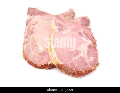 steaks di costine di maiale affumicate su sfondo bianco. Foto Stock