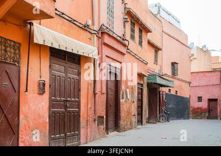 Una fila storica di case nella medina (città vecchia) di Marrakesh, con case in mattoni rossi che hanno dato alla città il suo nome, "Città Rossa" (Al Hamra). Foto Stock