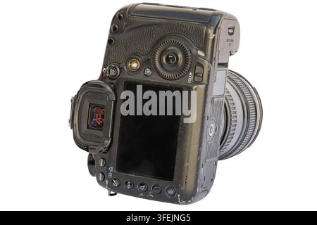 Vista ad angolo alto di una fotocamera digitale a obiettivo singolo (DSLR) nera con obiettivo. Isolata su sfondo bianco, i dettagli includono il mirino, lo schermo LCD e i pulsanti di controllo. Foto Stock