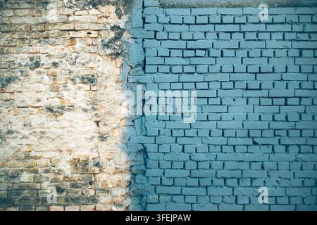 Texture astratta di muro di mattoni blu con muratura irregolare, superfici ruvide e finitura verniciata invecchiata. Sfondo architettonico per design, costruzione, ristrutturazione Foto Stock