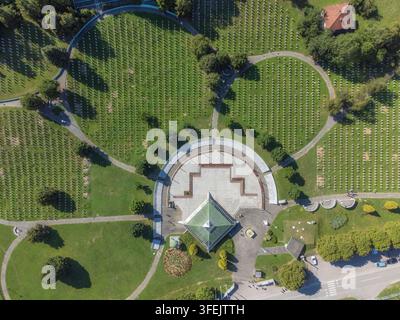 Vista aerea del Memoriale e Cimitero di Srebrenica-Potocari, con file di lapidi bianche che segnano le vittime del genocidio di Srebrenica del 1995. Potocari Foto Stock