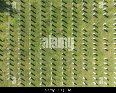 Vista aerea di file di lapidi bianche al cimitero commemorativo di Srebrenica-Potocari, che segnano le vittime del genocidio di Srebrenica del 1995. Potocari, Sreb Foto Stock