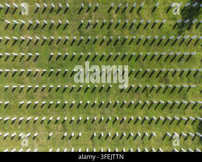 Vista aerea di file di lapidi bianche al cimitero commemorativo di Srebrenica-Potocari, che segnano le vittime del genocidio di Srebrenica del 1995. Potocari, Sreb Foto Stock