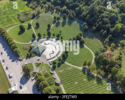 Vista aerea del memoriale e del cimitero di Srebrenica-Potocari, con migliaia di lapidi bianche che segnano le vittime del genocidio di Srebrenica del 1995. Pot Foto Stock