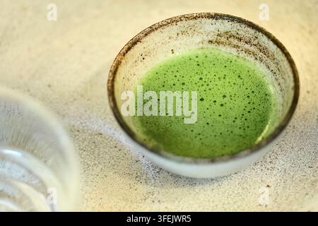Bevanda al tè verde matcha in una ciotola di ceramica tradizionale Foto Stock