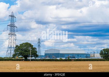 Sottostazione elettrica ad alta tensione e stazione di conversione eolica onshore nella campagna del Regno Unito Foto Stock