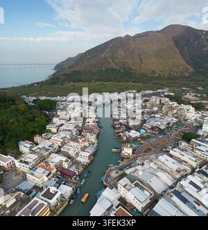 I residenti di Tai O vivono in tradizionali case su palafitte lungo i corsi d'acqua di Lantau Island a Hong Kong, preservando il loro patrimonio di pesca unico. Foto Stock