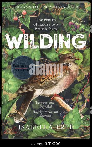 Libro tascabile di scrittura naturalistica. Wilding: il ritorno della natura in un'azienda agricola britannica di Isabella Tree. Conservazione, restaurazione ecologica, ecologia 2018 Foto Stock