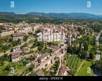Vista aerea di Spello, una pittoresca cittadina medievale in Umbria, Italia Foto Stock
