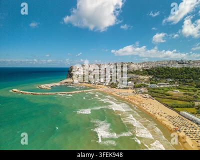 Vista aerea della località turistica di Peschici in una giornata soleggiata in Puglia, Italia Foto Stock