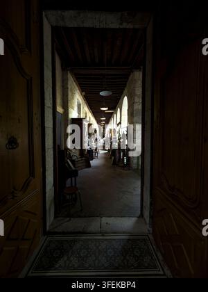 Corridoio pieno di mobili antichi nell'ex ospedale Le Village des Brocs mercato di antiquariato, Gers, Lectoure, Francia Foto Stock
