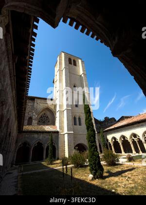 Campanile e rosone dell'abbazia visti attraverso l'arcata del chiostro, Gers, La Romieu, Francia Foto Stock