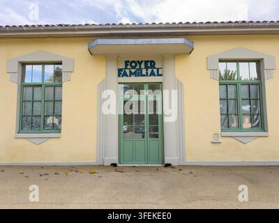 Facciata gialla dell'edificio Foyer Familial con finestre con persiane verdi, Gers, Tilliac, Francia Foto Stock