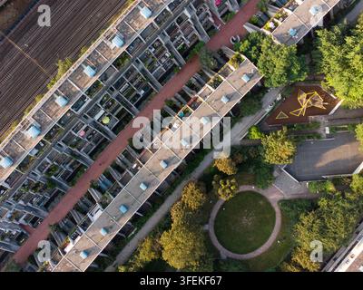 Vista dall'alto di Rowley Way, il famoso quartiere brutalista di Alexandra e Ainsworth a Camden, Londra, che mostra alloggi sociali iconici. Foto Stock