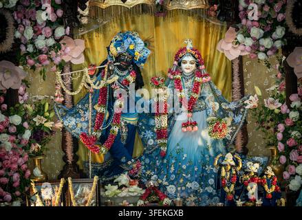 Idoli decorati di Lord Shri Krishna e Radha sono visibili in un tempio durante il festival Janmashtami, a Guwahati, in India, il 4 settembre 2026. Credit: David Talukdar/Alamy Live News Foto Stock
