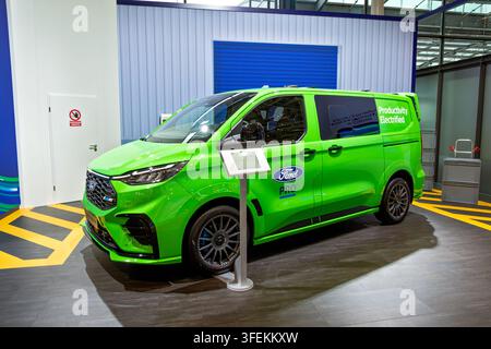 Furgone elettrico Ford e-Transit Custom MS-RT al Salone dell'automobile IAA di Hannover. Hannover, Germania - 16 settembre 2024 Foto Stock