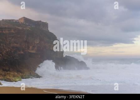 Vista dall'alta scogliera alle onde di Nazare Foto Stock