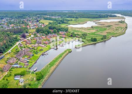 Veduta aerea sulle barche da pesca ormeggiate nel vecchio porto di Gothmund, villaggio di pescatori sul fiume Trave vicino a Lubecca, Schleswig-Holstein, Germania Foto Stock
