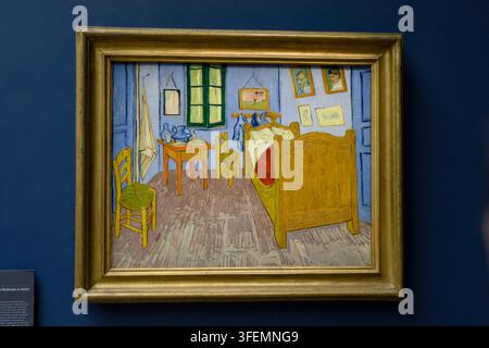 La Camera da letto ad Arles di Vincent van Gogh, che raffigura la sua stanza gialla con un letto di legno, al Musee d'Orsay, Parigi, Francia. Foto Stock