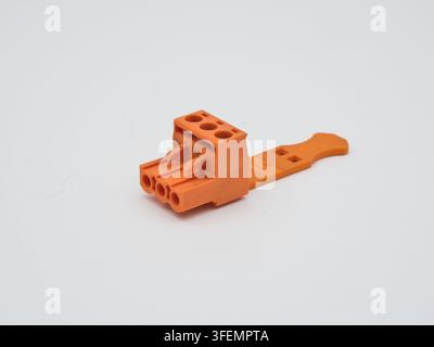 Connettore per blocco terminale elettronico arancione - Vista ravvicinata di un connettore per blocco terminale elettronico arancione con più porte per il cablaggio elettrico su Foto Stock