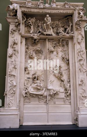 Le Porte dell'Inferno (La Porte de l'Enfer), una scultura monumentale in gesso di Auguste Rodin, al Musee d'Orsay, Parigi, Francia. Foto Stock