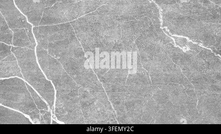 Sfondo monocromatico con linee ramificate bianche. Superficie grigia testurizzata che mostra motivi intricati. Design astratto ideale per progetti creativi. Ver Foto Stock