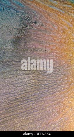 Mescola di frammenti di inchiostro alcolico in vista macro con colori vivaci Foto Stock
